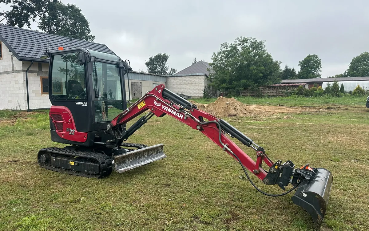 Minikoparka Yanmar SV22 z rozłożonym ramieniem i łyżką