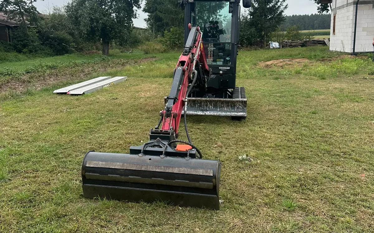 Minikoparka z zamontowaną łyżką skarpową