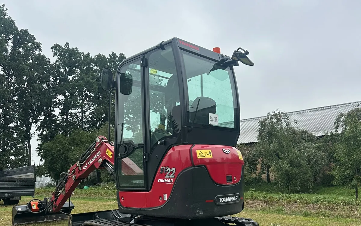 Minikoparka Yanmar SV22 od tyłu — krótki promień obrotu