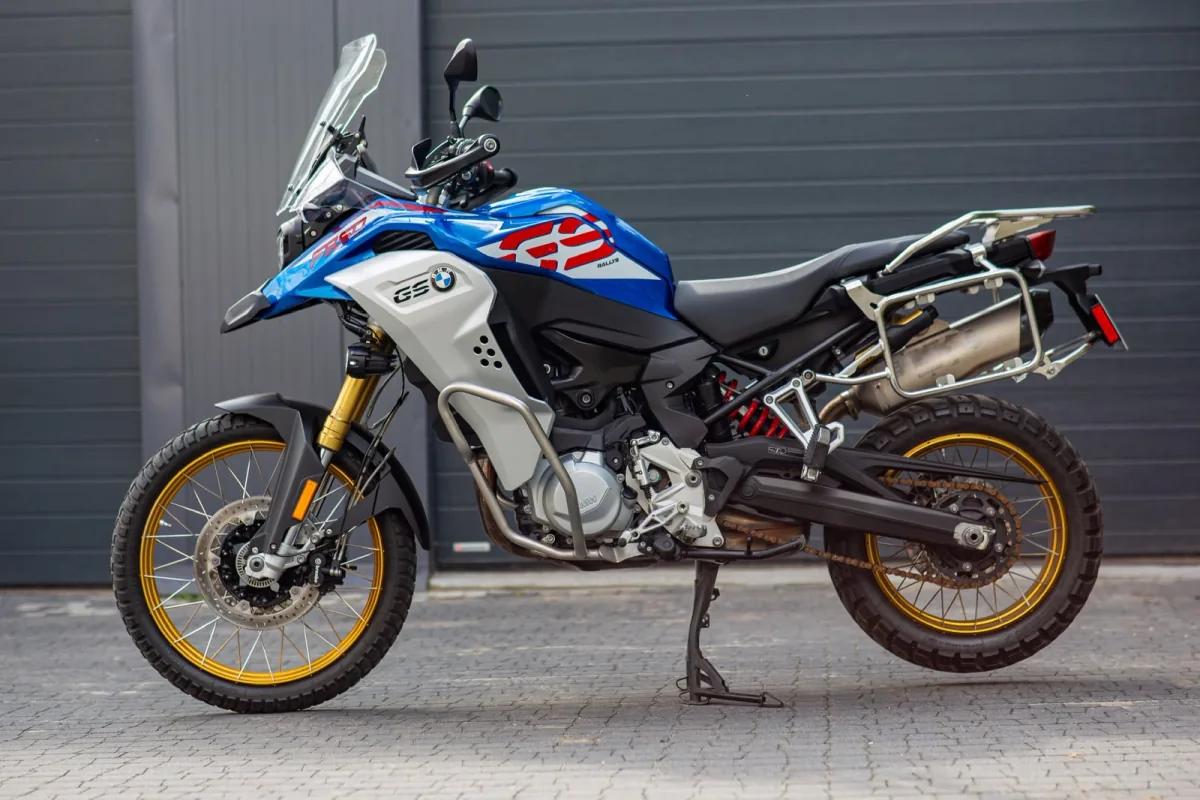 BMW F 850 GS Adventure — profil boczny, niebieskie malowanie i złote szprychowe koła