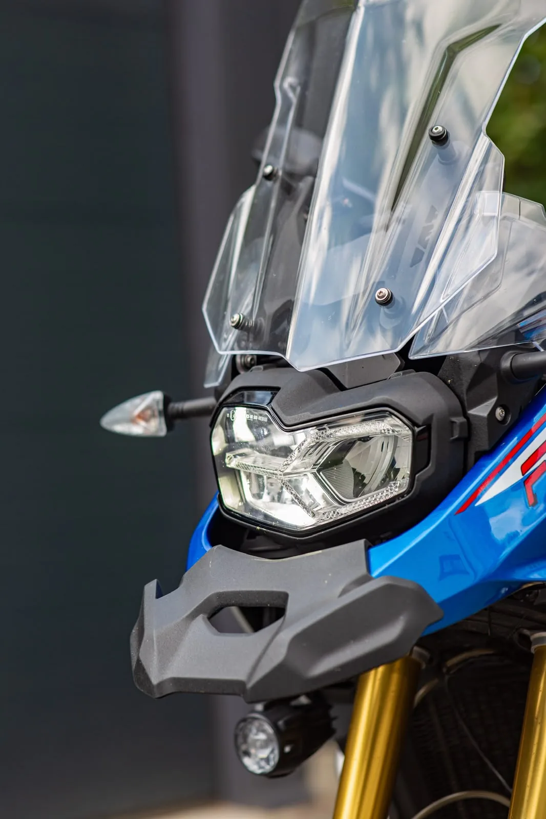Reflektor LED i podwyższona szyba BMW F 850 GS Adventure — zbliżenie