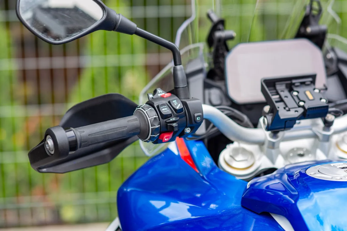 Kokpit BMW F 850 GS Adventure — manetki, handbary i mocowanie nawigacji