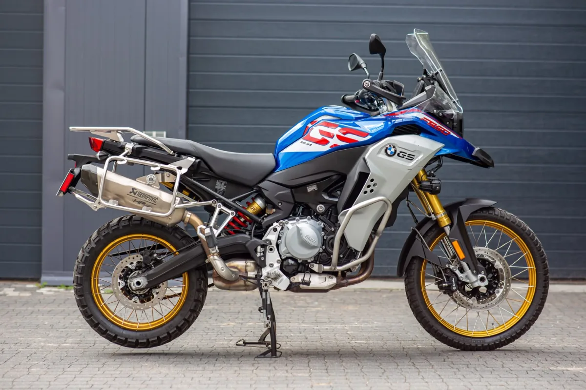 BMW F 850 GS Adventure — profil z prawej strony, wydech Akrapovič i stelaże