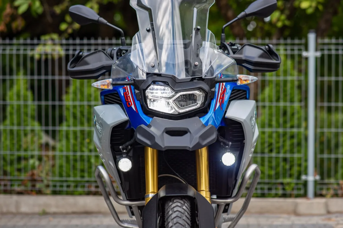 BMW F 850 GS Adventure od przodu — reflektor LED, gmole i dodatkowe światła