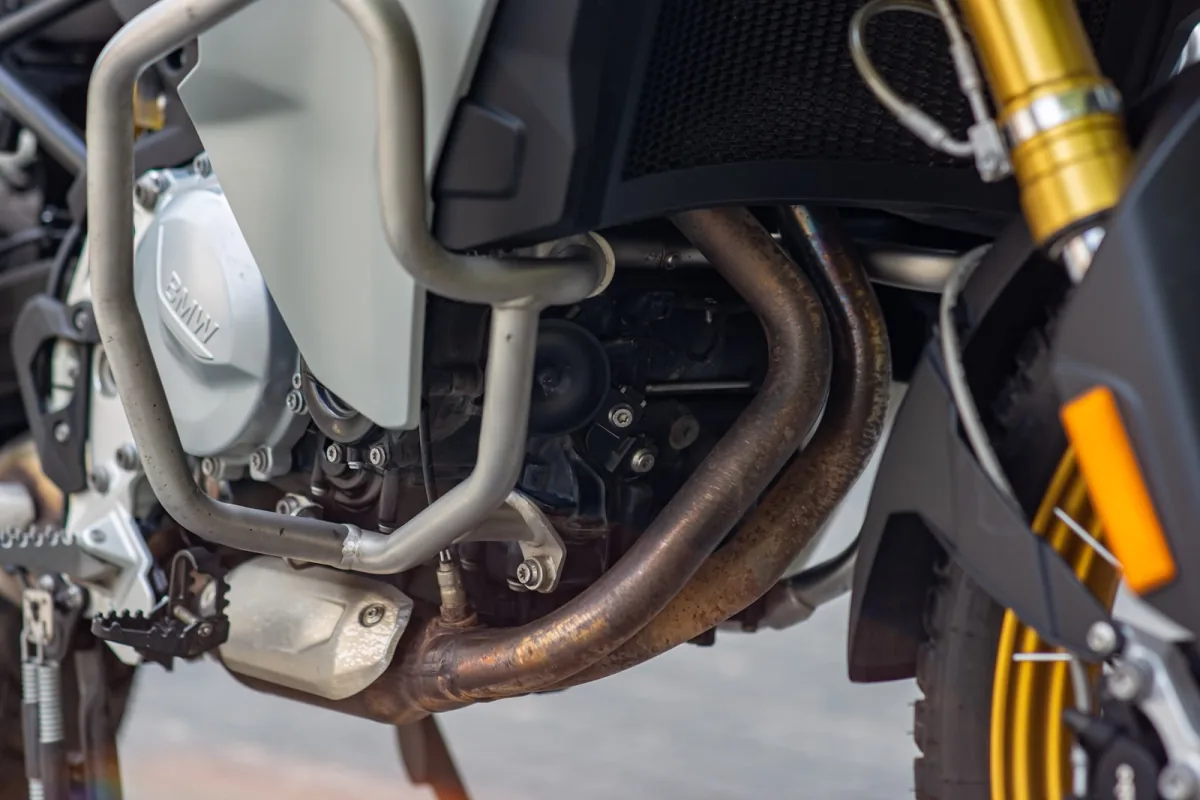 Dwucylindrowy silnik BMW F 850 GS Adventure z gmolami ochronnymi