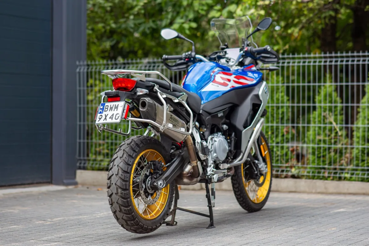 BMW F 850 GS Adventure od tyłu — wydech Akrapovič i stelaże pod kufry