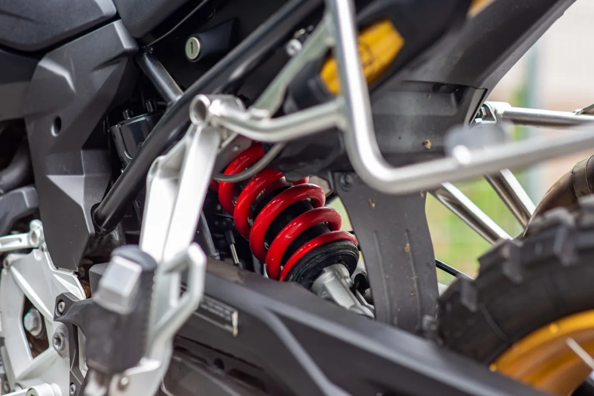 Tylne zawieszenie ESA BMW F 850 GS Adventure — amortyzator z czerwoną sprężyną
