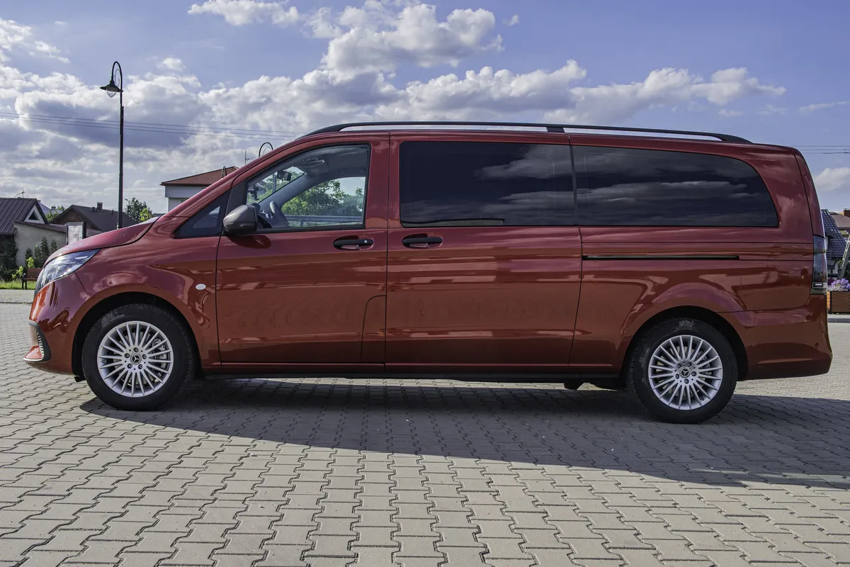 Mercedes Vito Tourer extra długi — profil boczny