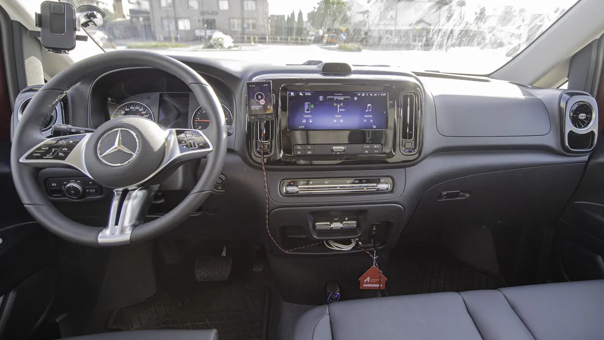 Nawigacja Apple CarPlay na ekranie multimedialnym