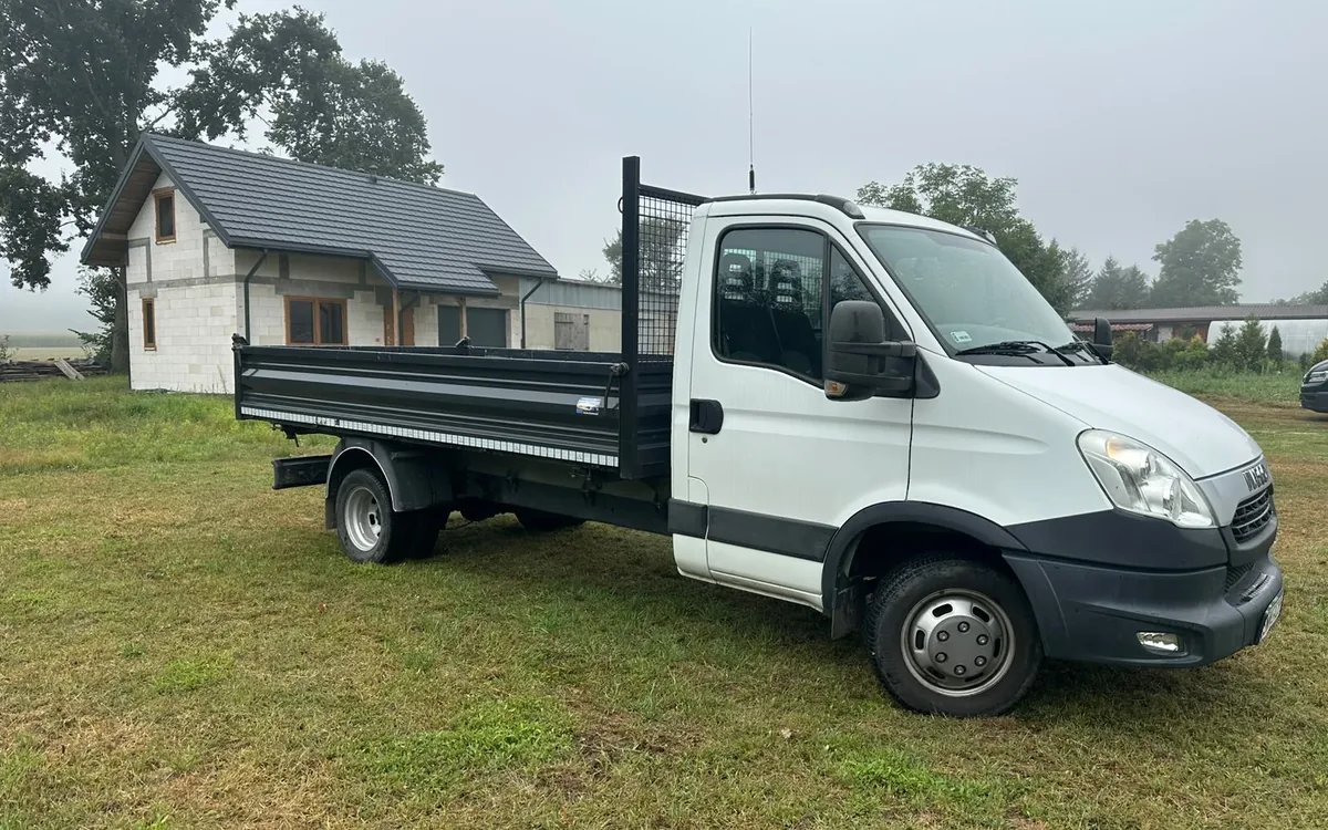 Bus z wywrotką IVECO Daily — widok z boku