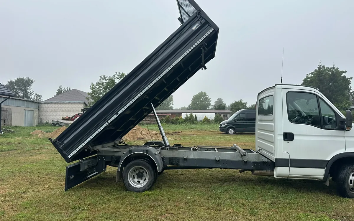 Hydrauliczny siłownik kipra przy podniesionej skrzyni